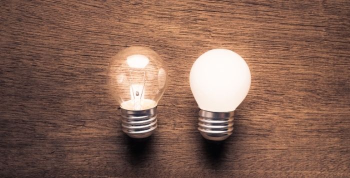 電気のついた電球と電気のついていない電球