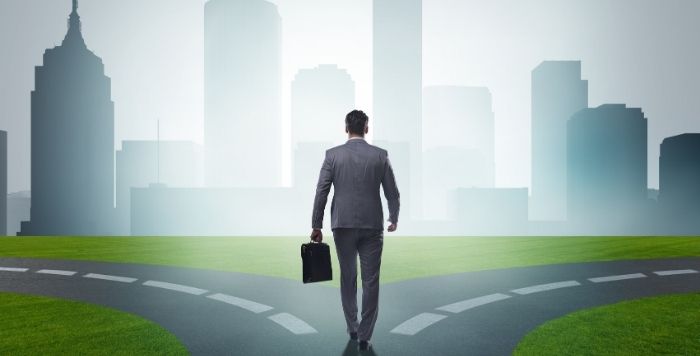 岐路に立つサラリーマン