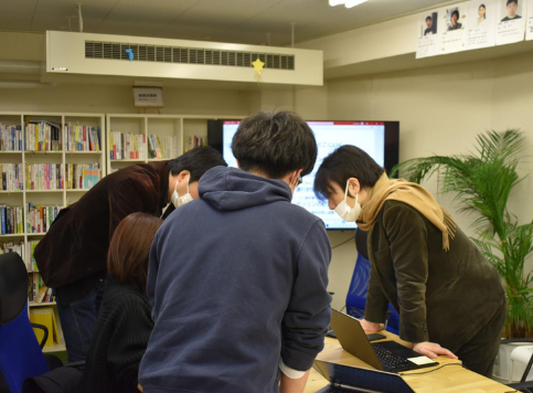 出来上がった事業計画に、講師をつとめる大久保氏と創業手帳のアドバイザーである山田氏、そして税理士の渡邊氏が丁寧に目を通します。