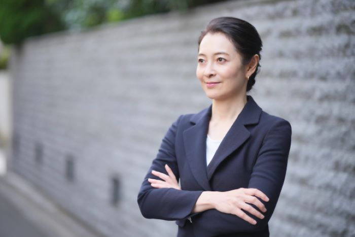 スーツ姿の女性