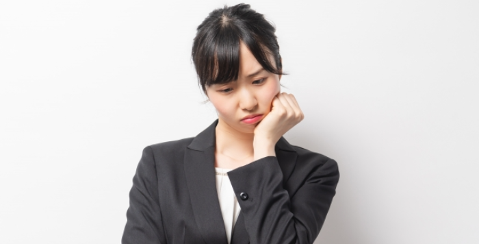 悩む女性