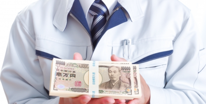 資金調達する男性