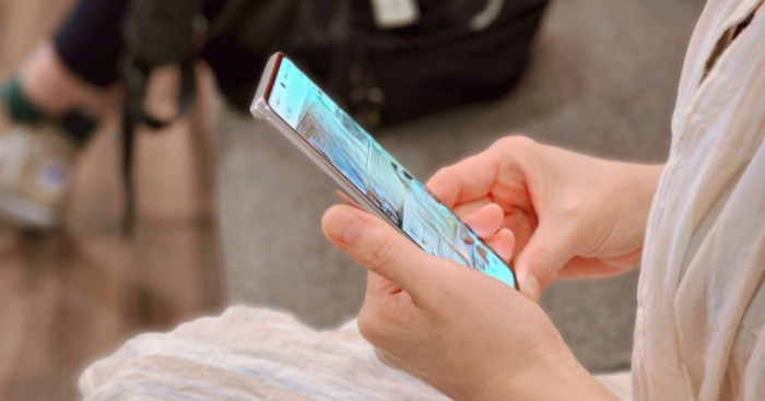 スマホを見る女性