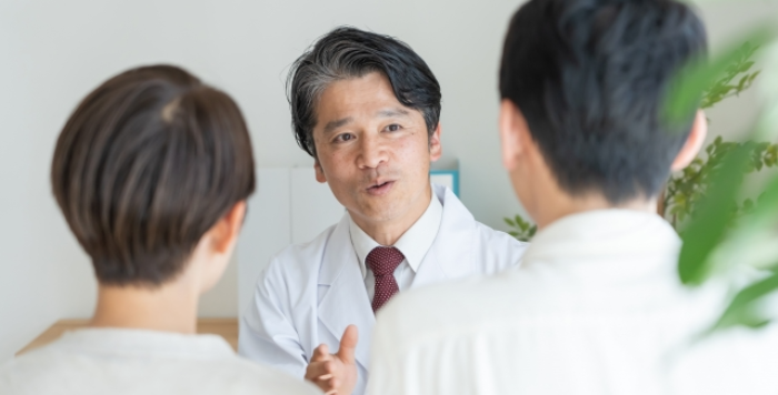 診療を受ける夫婦