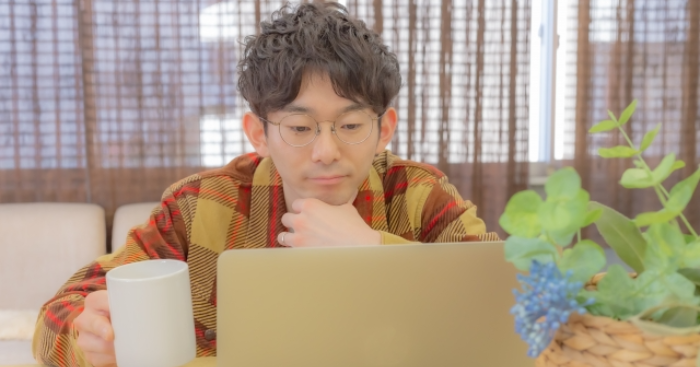 パソコンを見る男性