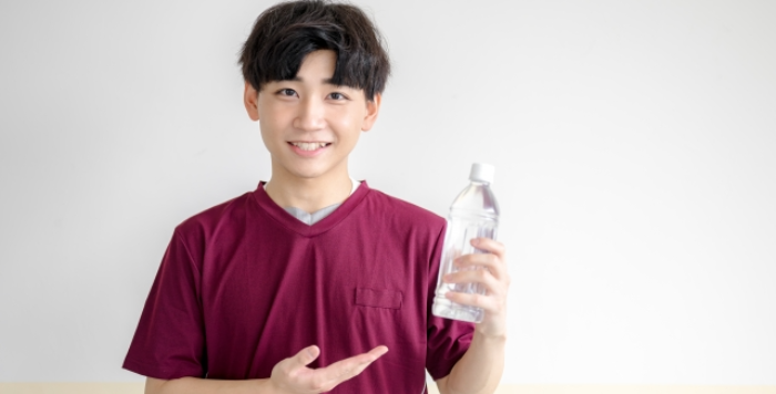 水を勧める男性